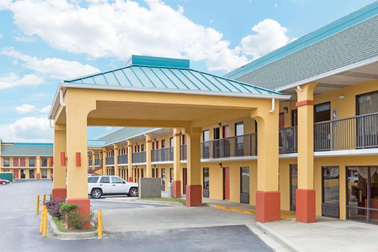 Super 8 By Wyndham Orangeburg Near I-26 Hotel Exterior photo